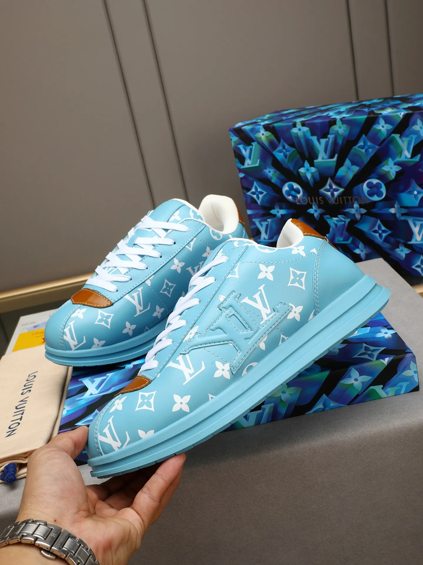 Men's Men's Shoes 💰500 LV Louis Vuitton L Jialu Brand Runner Tatic Series Thick-soled Casual Sports Shoes Running Shoes Original purchase, development, production This LV Runner Tatic sports shoe combines technical materials such as mesh fabric and ribbons to interpret the inspiration of traditional mountaineering shoes. LV letters are written on one side, the lariat buckle of the quick lacing system is embellished with Monogram flowers and Louis Vuitton logos, and the light and wear-resistant rubber outsole completes the whole. ▪️Fabric: Original imported cowhide + mesh ▪️Inner lining: Original customized breathable mesh ▪️Sole: Original open-molded anti-slip rubber combination material ▪️Size: Men's 40-44 (45 46 customized)